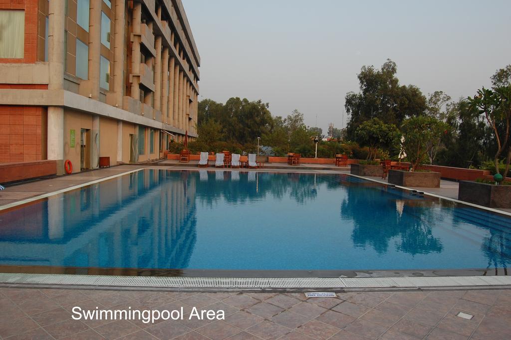Taj Chandigarh Ngoại thất bức ảnh Swimming pool area