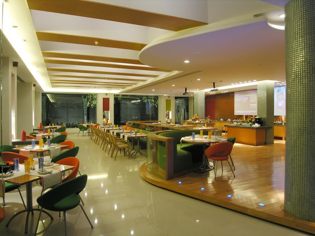 Taj Chandigarh Ngoại thất bức ảnh The interior of the restaurant