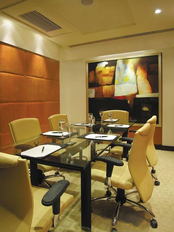 Taj Chandigarh Ngoại thất bức ảnh A boardroom at a hotel