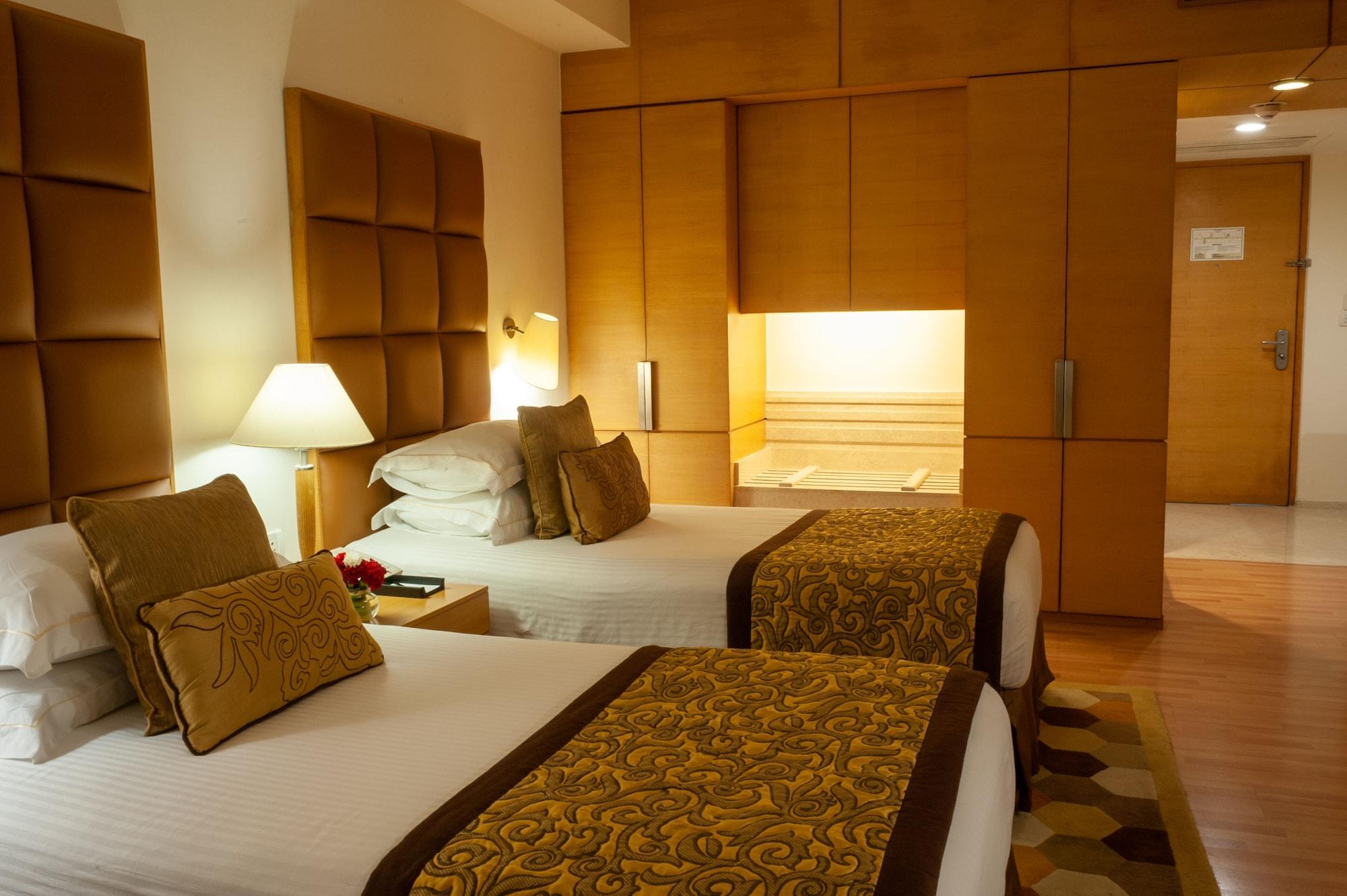 Taj Chandigarh Ngoại thất bức ảnh A room at the Taj Mahal Palace