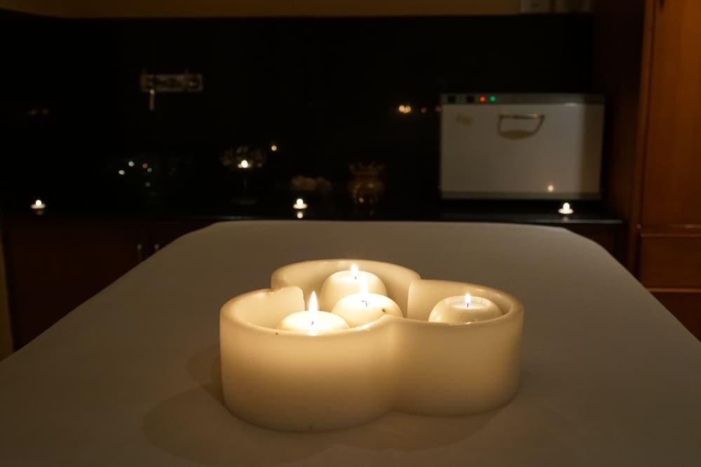 Taj Chandigarh Ngoại thất bức ảnh A massage table with candles