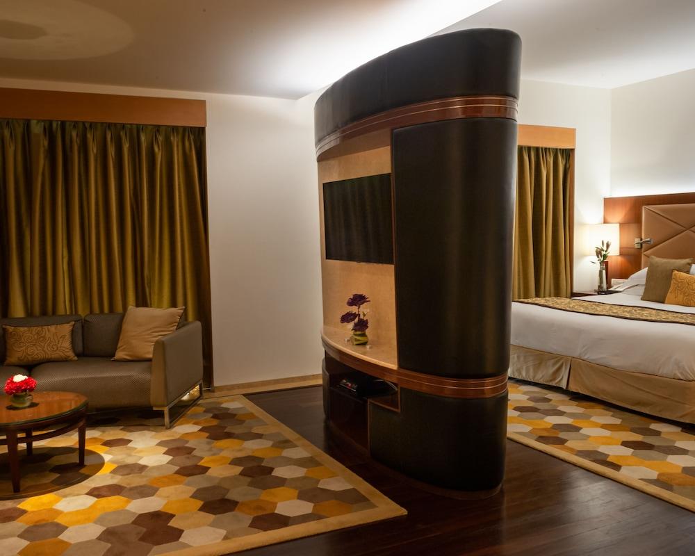 Taj Chandigarh Ngoại thất bức ảnh A suite at the hotel