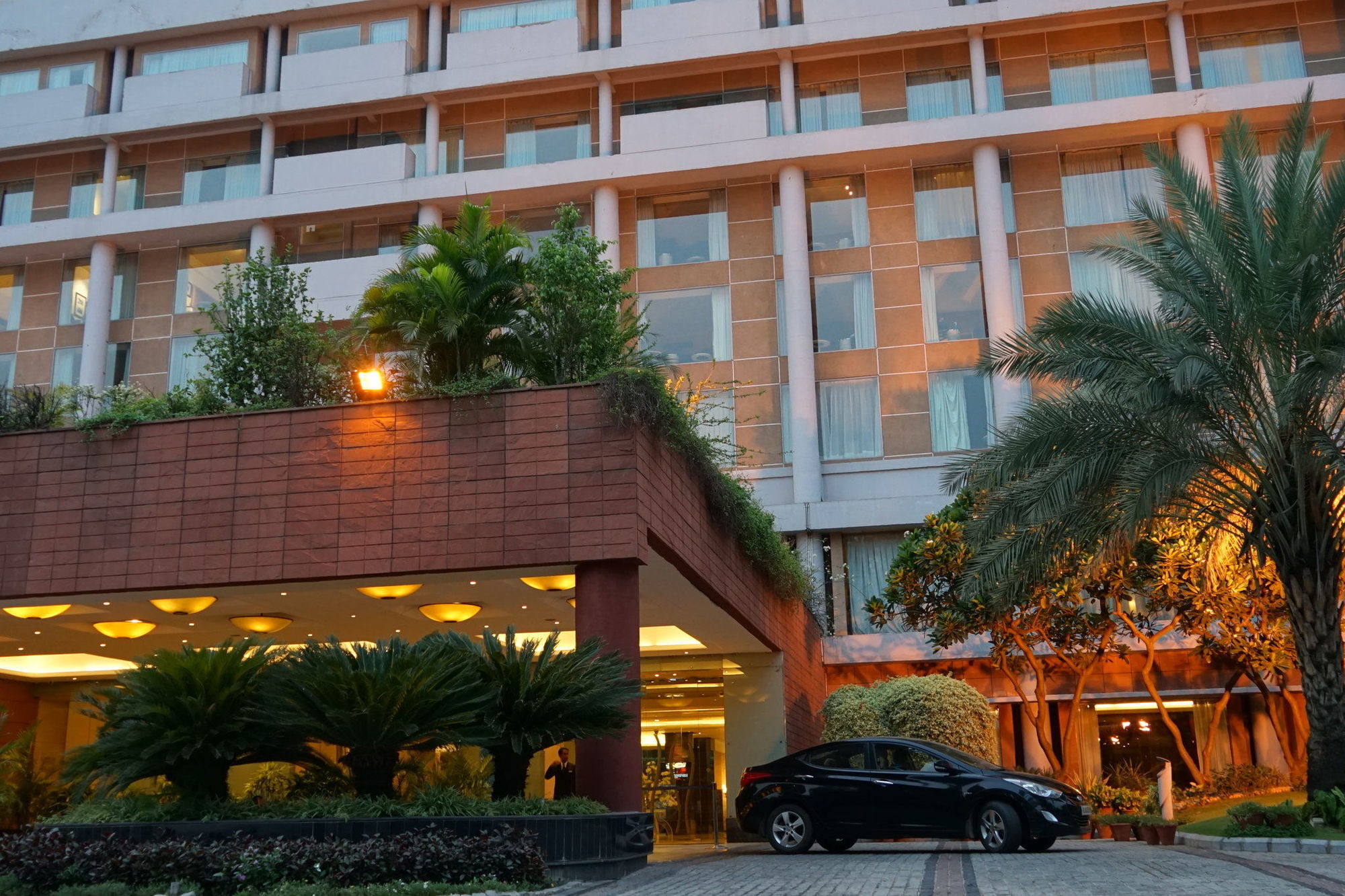 Taj Chandigarh Ngoại thất bức ảnh The hotel's entrance